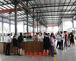 夏日來(lái)臨防酷暑，愛(ài)崗敬業(yè)暖人心